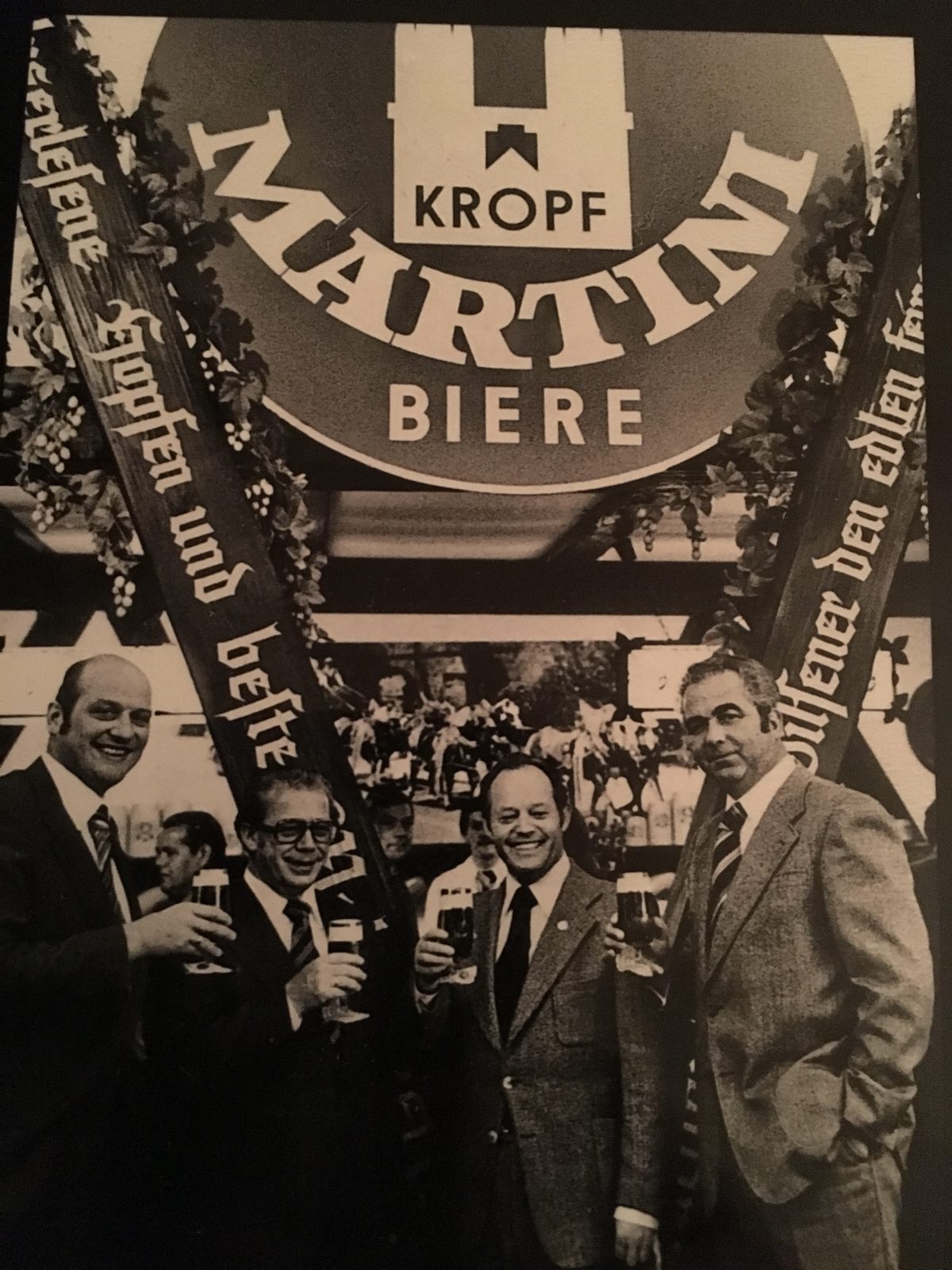 Unter dem Schild „Kropf Martini Biere“