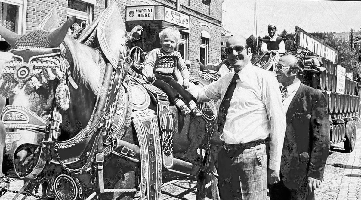 Prunkgespann vor Gaststätte, Kind auf dem Pferd
