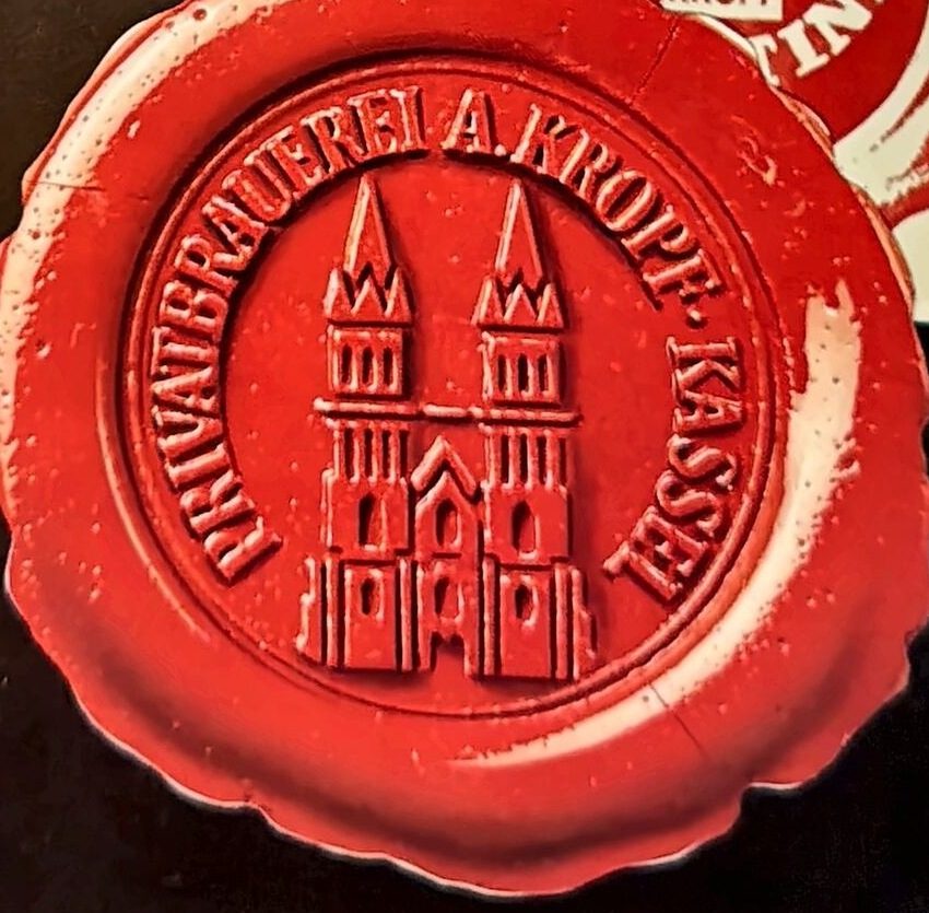 Rotes Wachssiegel mit dem Turmpaar der Martinskirche und der Umschrift „Privatbrauerei A. Kropf · Kassel“.
