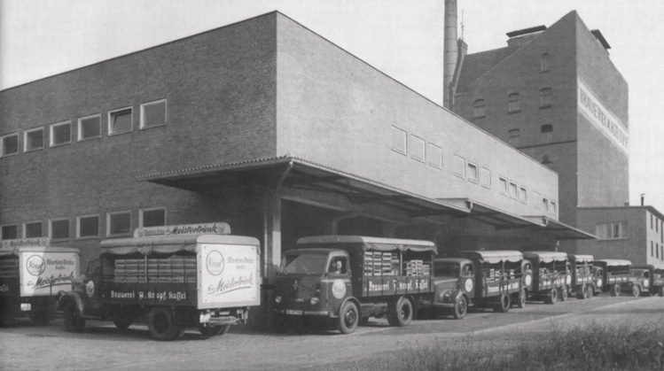 Versandhalle mit Lkw-Flotte „Brauerei A. Kropf Kassel“
